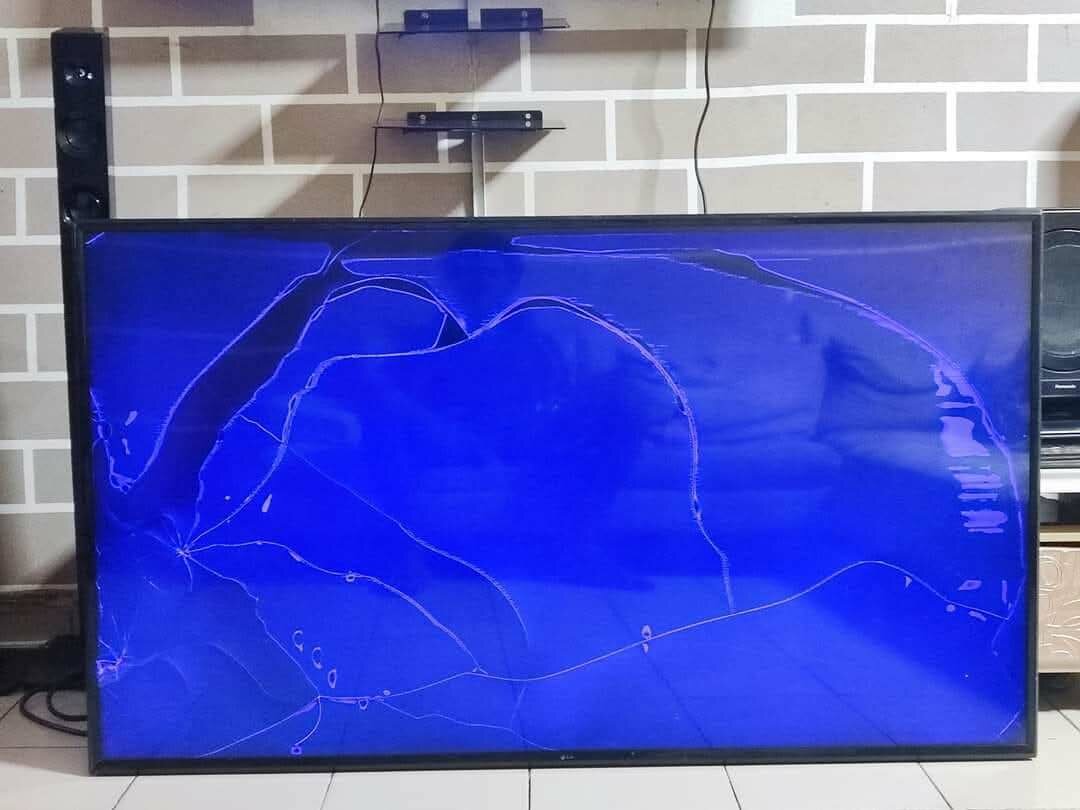 TV LG 65" avec écran FISSURÉ