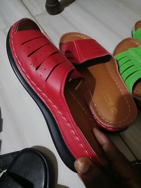 Chaussons colorés en cuir léger