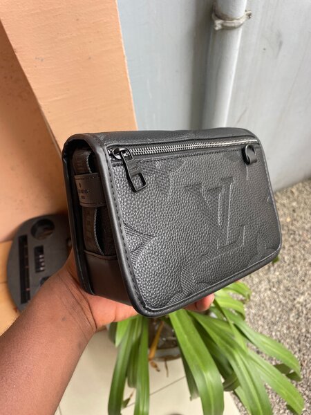 Pochette en cuir noire chic