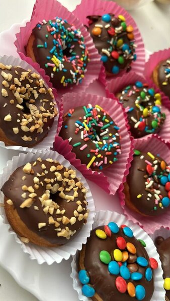 Mini donuts chocolat colorés