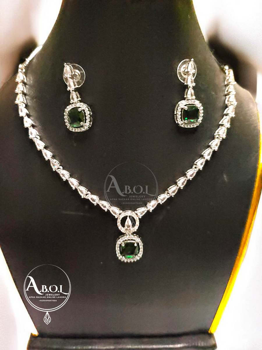 1 karat EMERALD neckline