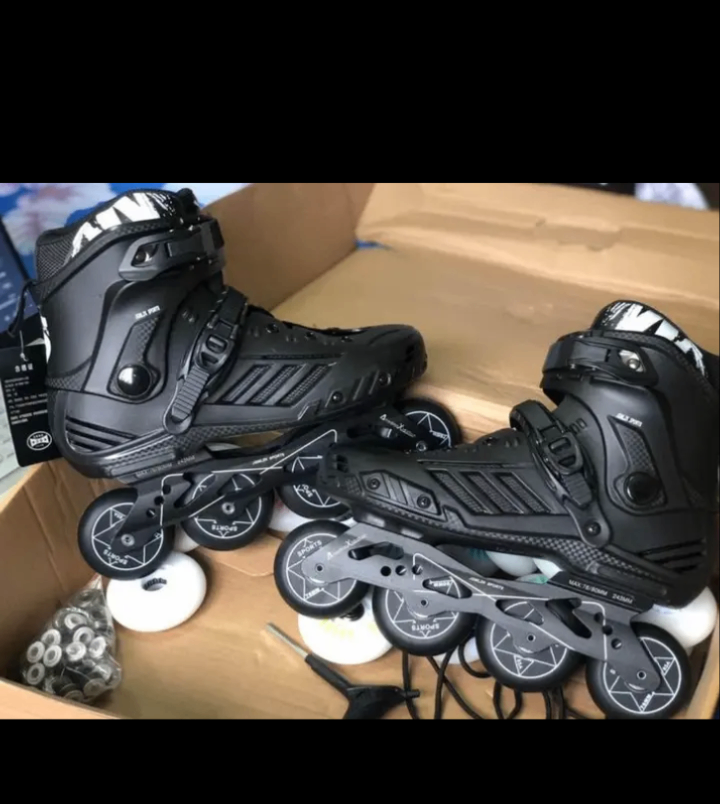 Patins à roulettes noirs