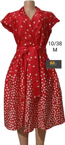 Robe rouge à pois élégante