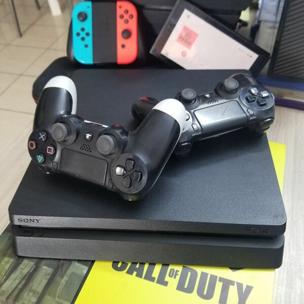 PS4 SLIM+ 2MANETTES & 10JEUX