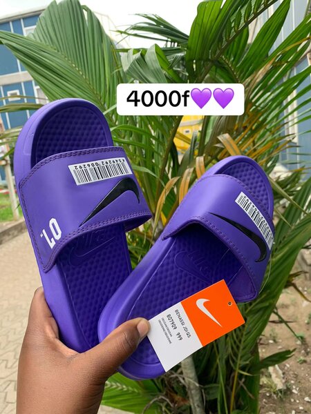 Claquettes Nike colorées unisexes