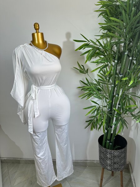 Combinaison élégante asymétrique