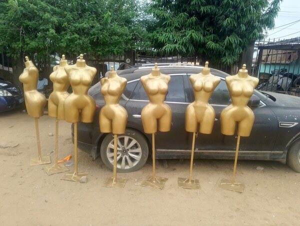 Mannequin femme en métal doré