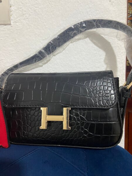 Sac à main croco noir élégant