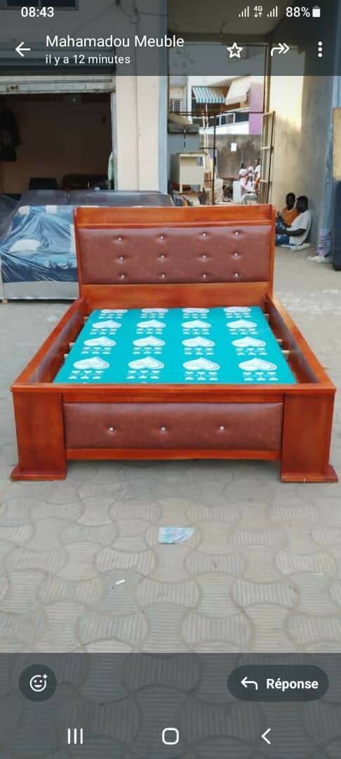 Lit en bois élégant