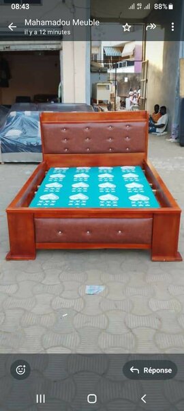 Lit en bois élégant