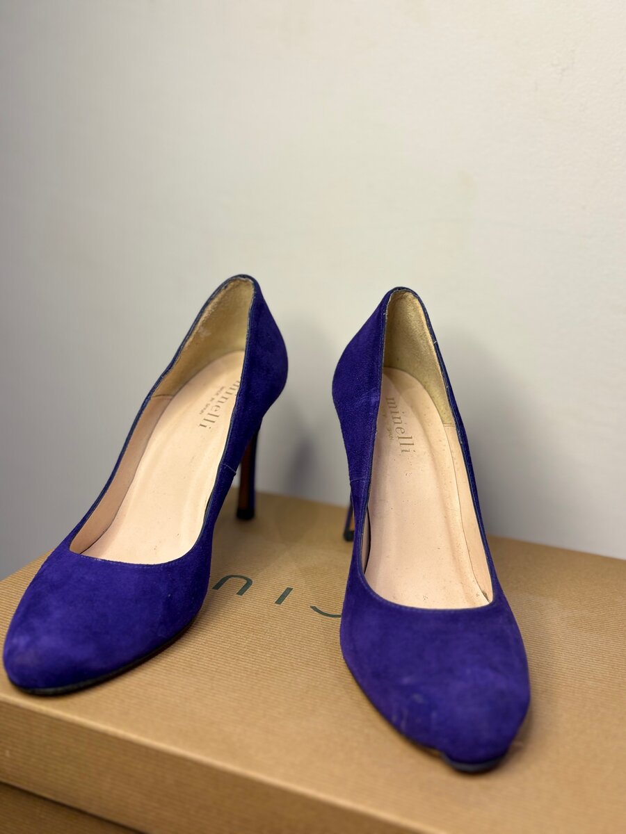 Escarpins en daim violet élégants