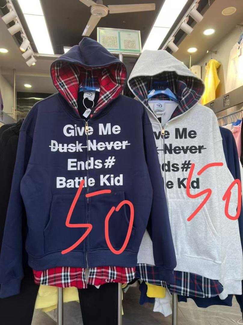 Sweat à Capuche Graphique