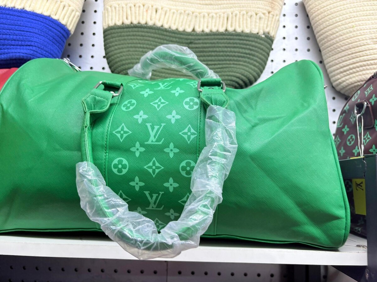 Sac de voyage en cuir coloré