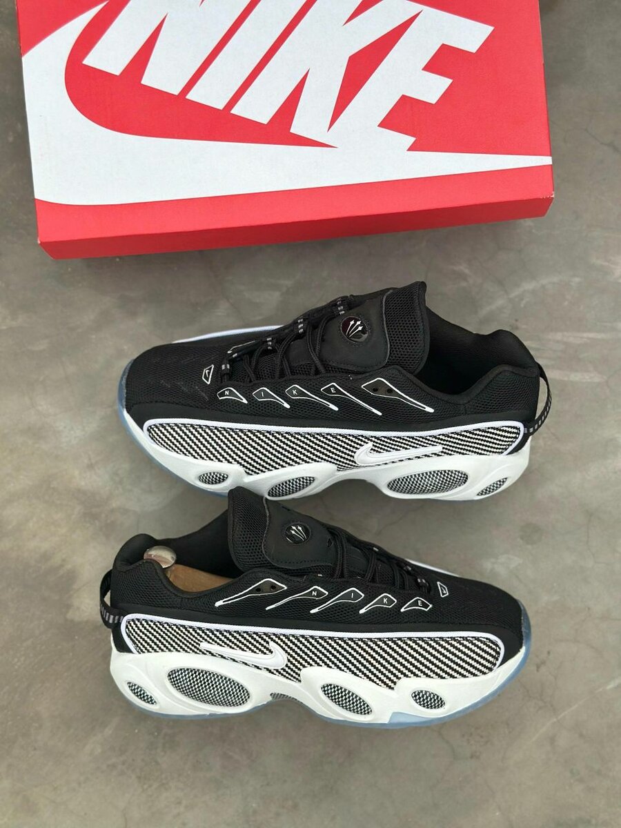 Basket Nike nocta dans carton