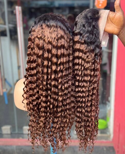 Perruque bouclée longue