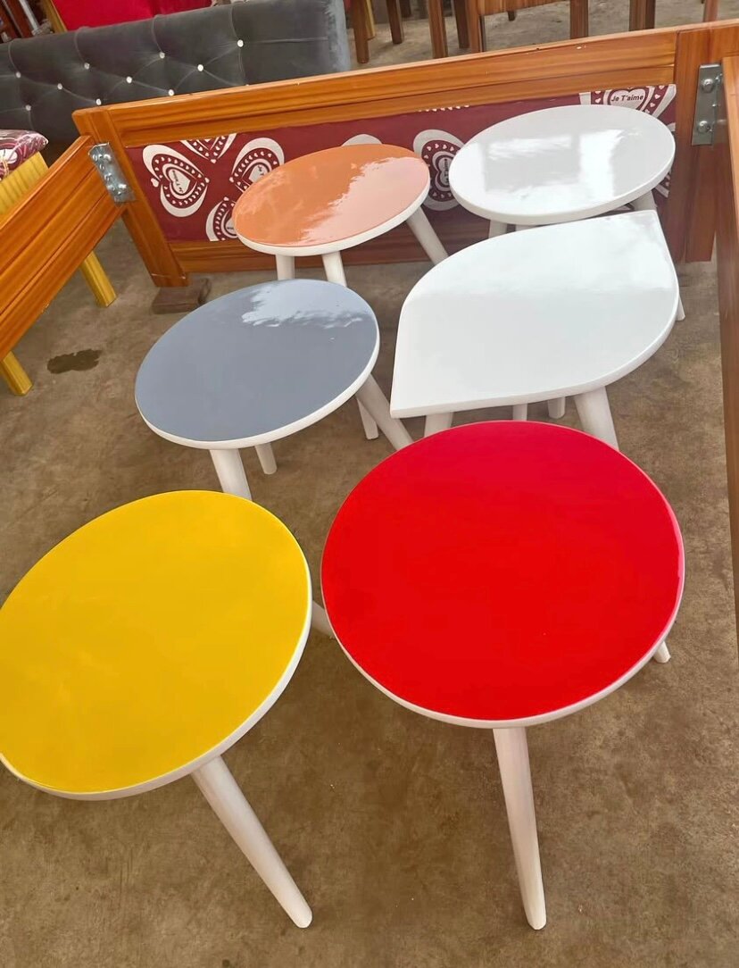 Tables rondes colorées