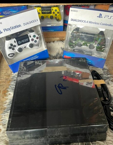 Console PS4 avec manettes