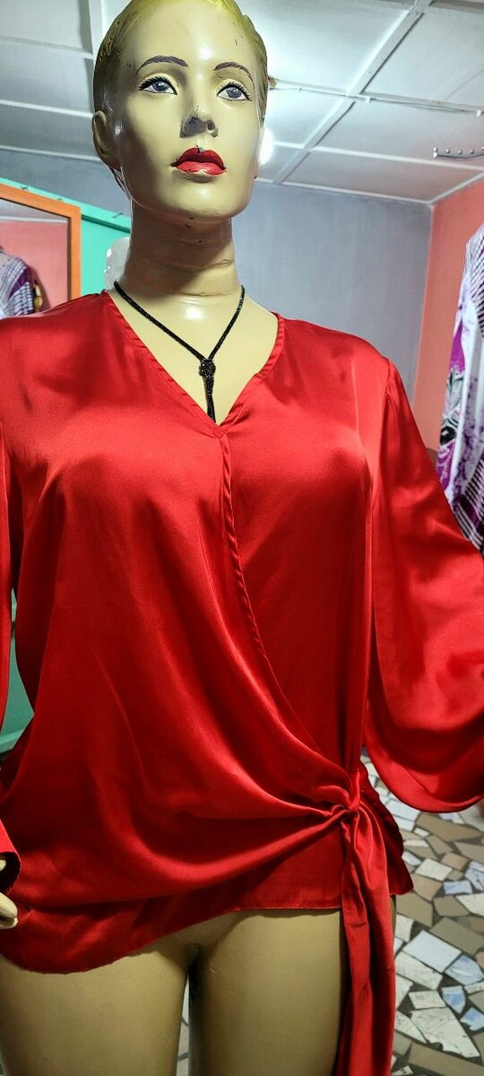 Blouse satin rouge élégante