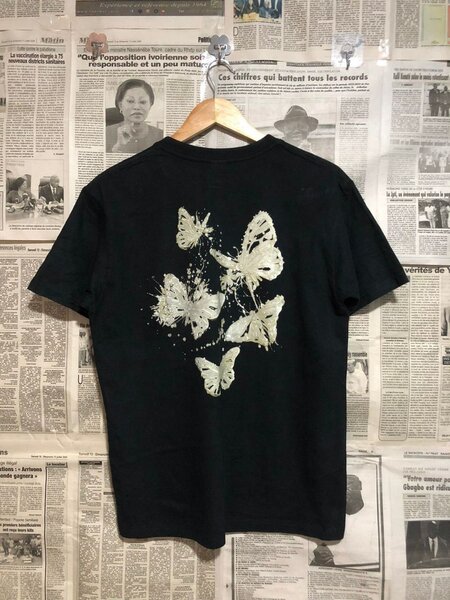 T-shirt noir imprimé papillons