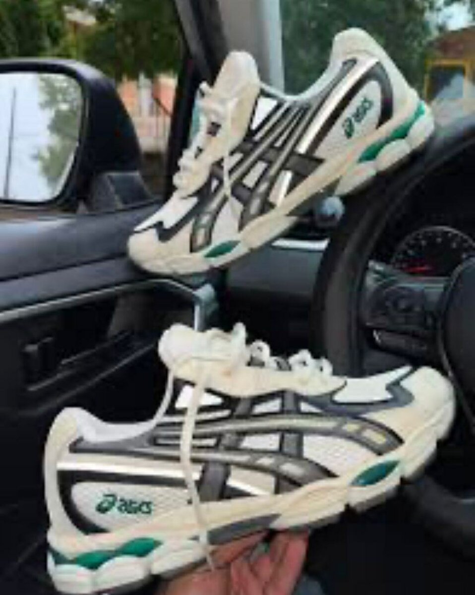 Chaussures de sport Asics blanches