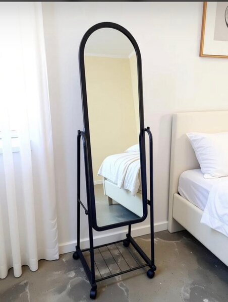 Miroir sur pied en métal noir