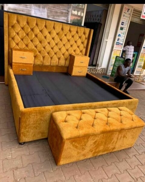 Lit avec coffre et chevets en velours jaune