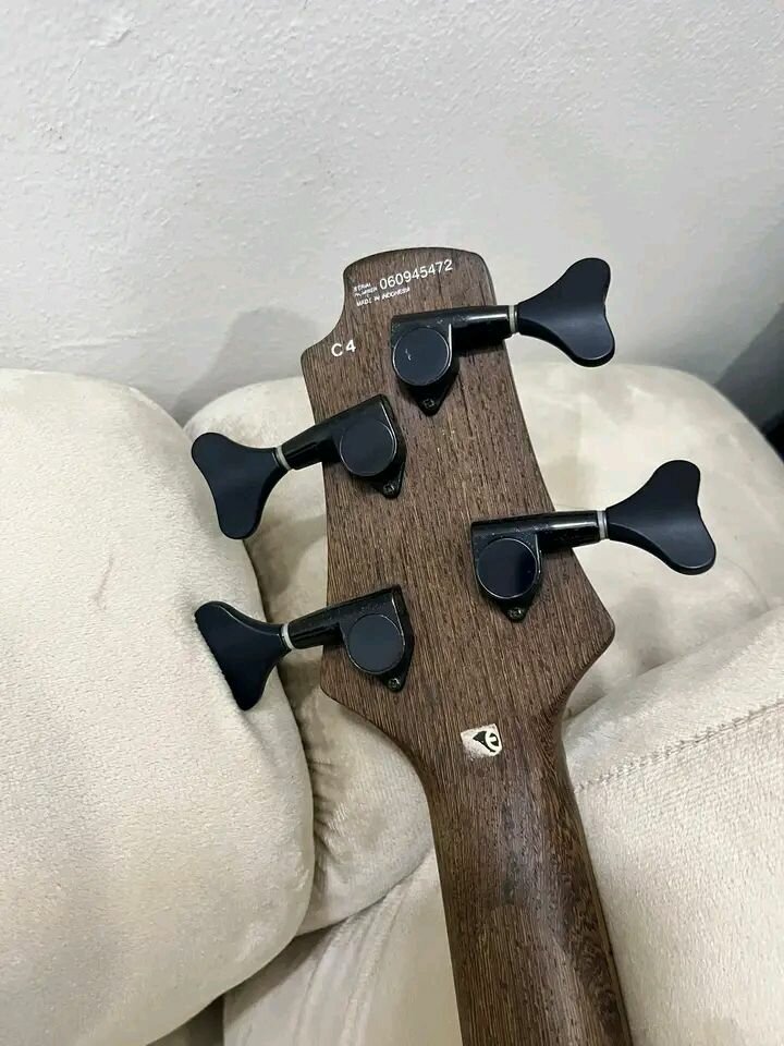 Guitare basse électrique noire