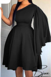 Robe duveteuse à manches volumineuses et une épaule ouverte jusqu'au genou, noir