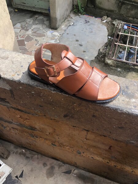 Sandales en cuir marron homme.