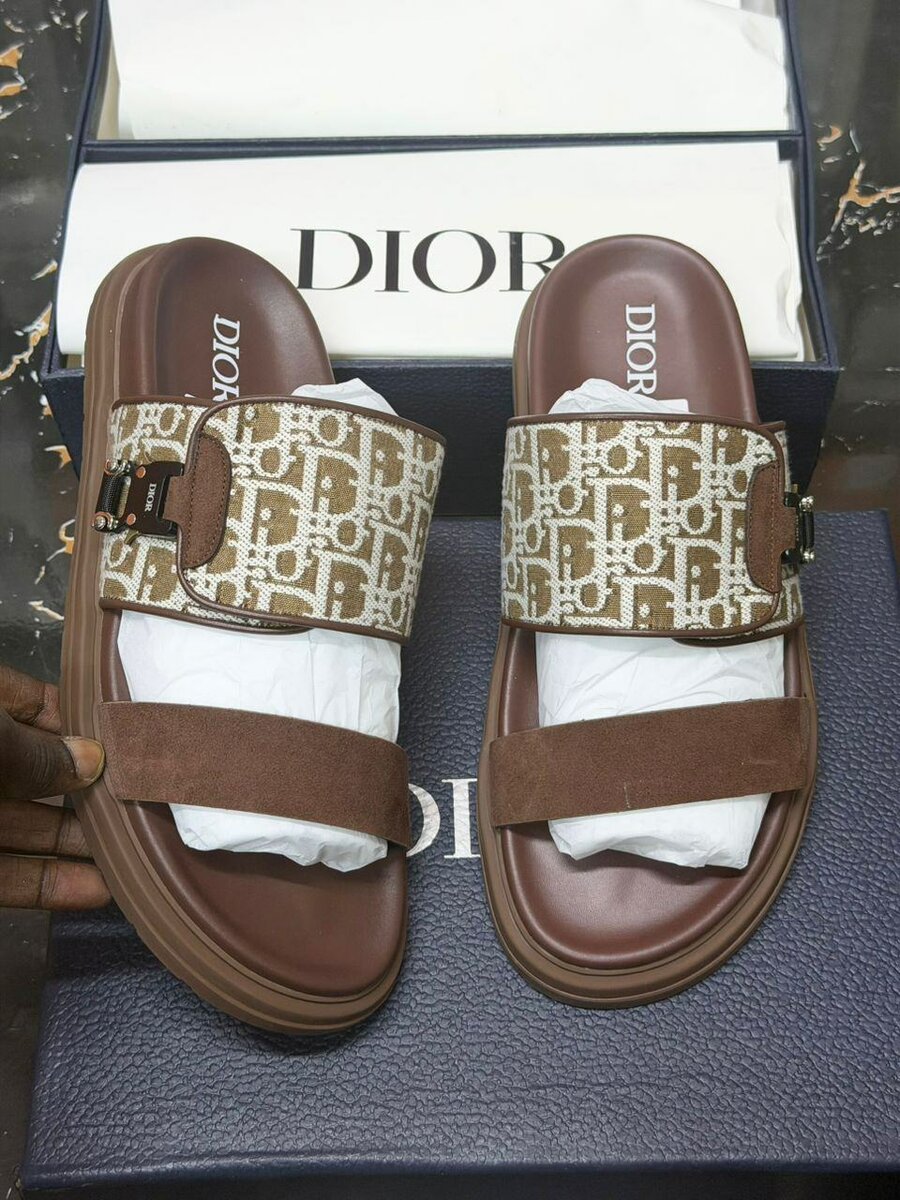 Sandales Dior élégantes