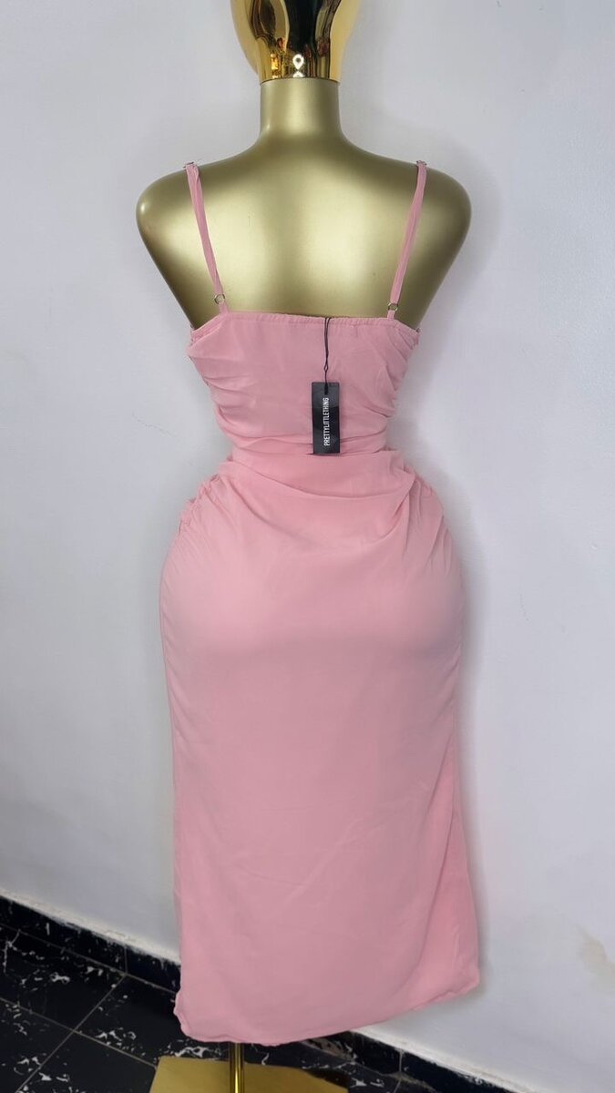 Robe rose femme avec détail fleur