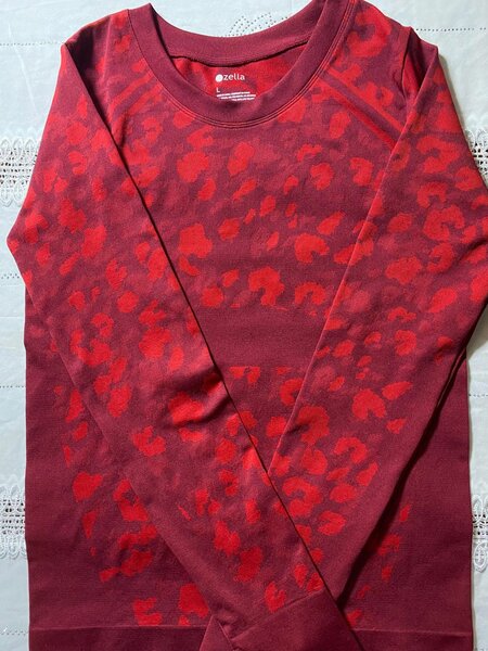 Pull rouge à motifs léopard