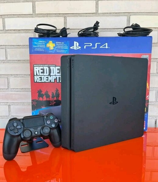 Console PS4 avec Red Dead Redemption