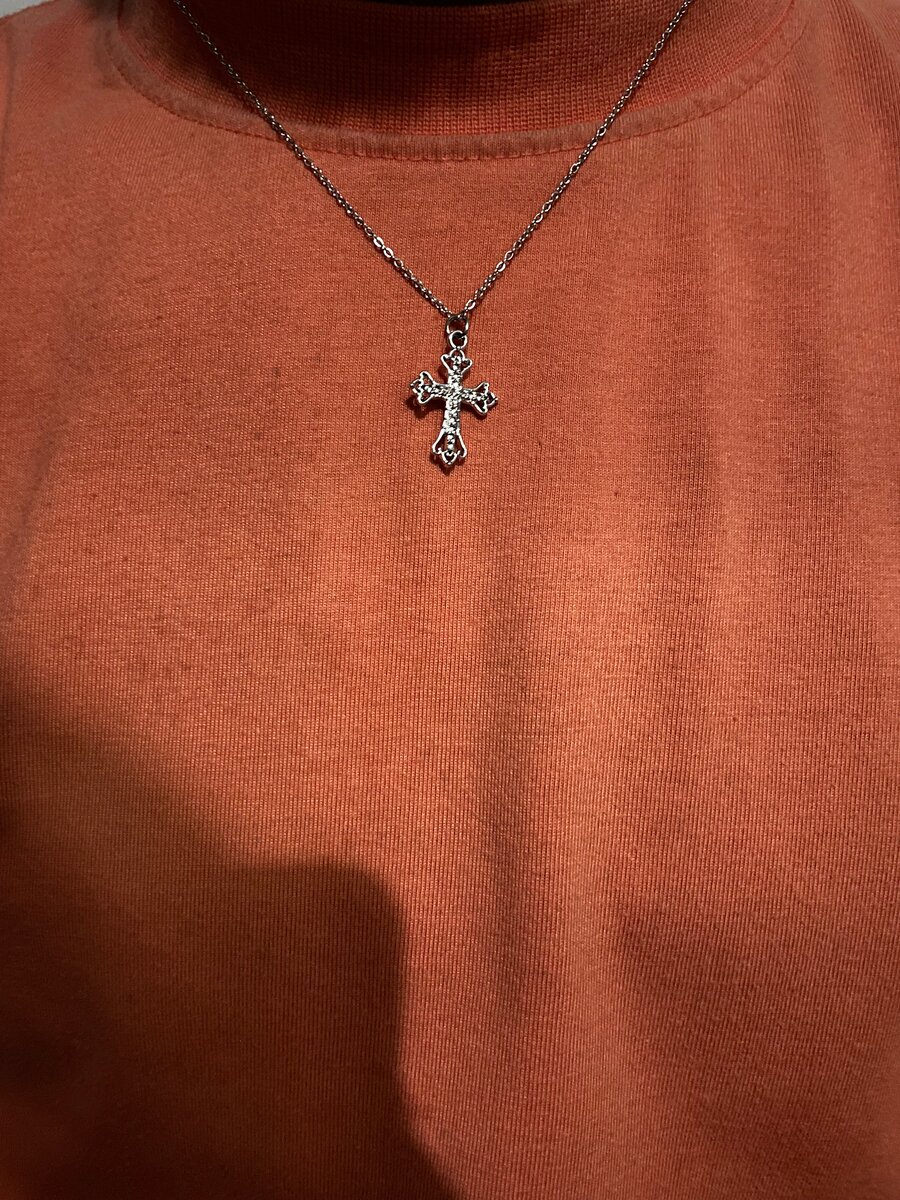 Colliers croix et Saturne élégants