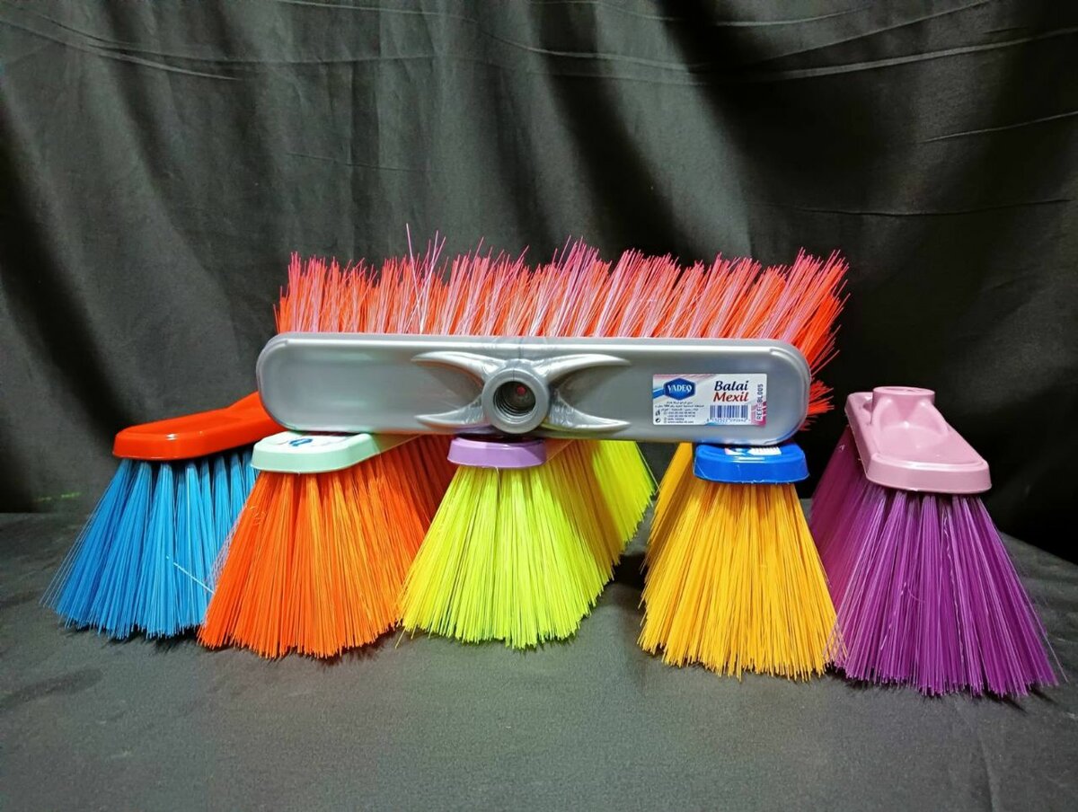 Balais de nettoyage colorés