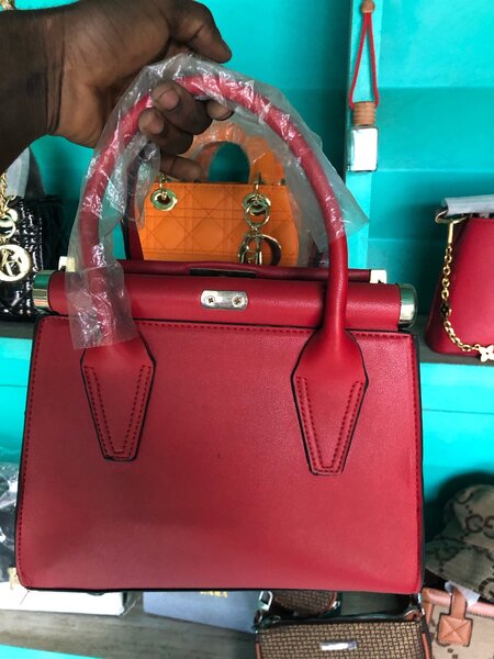 Sac à main en cuir rouge