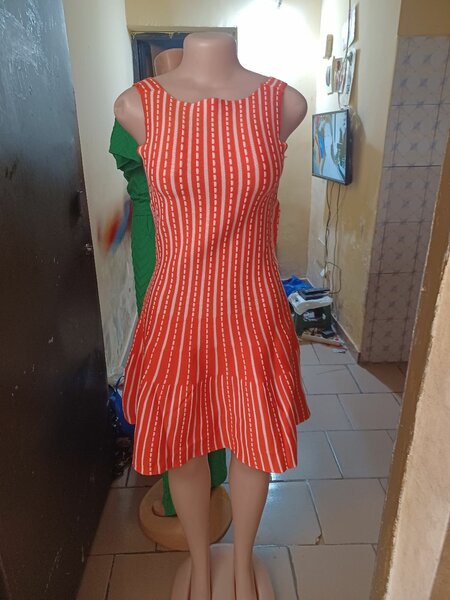 Robe rayée rouge estivale