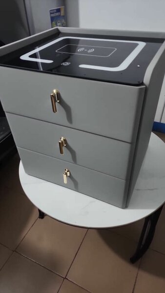 Table de chevet moderne avec chargeur