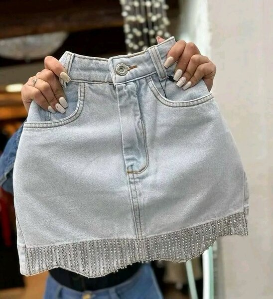 Jupe en jeans courte avec strass