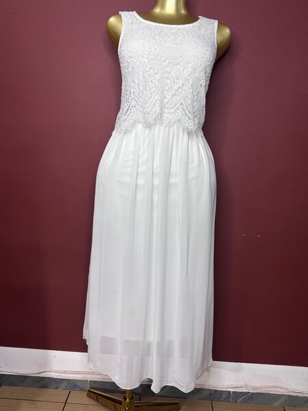 Robe longue en dentelle blanche