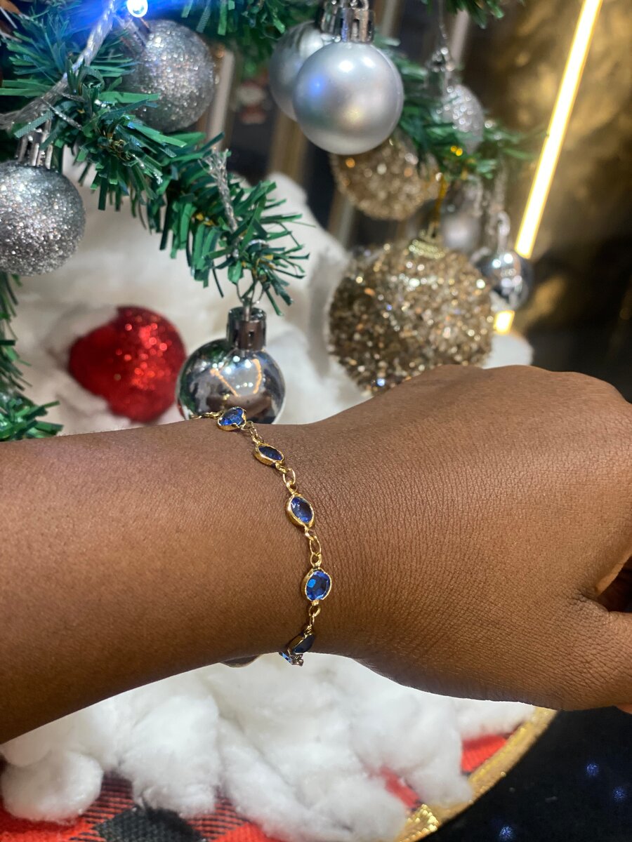 Bracelet en or avec pierres bleues