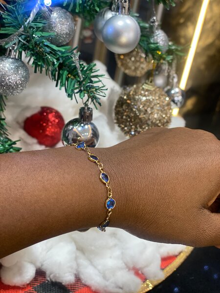 Bracelet en or avec pierres bleues