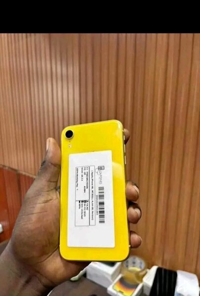 Smartphone couleur jaune