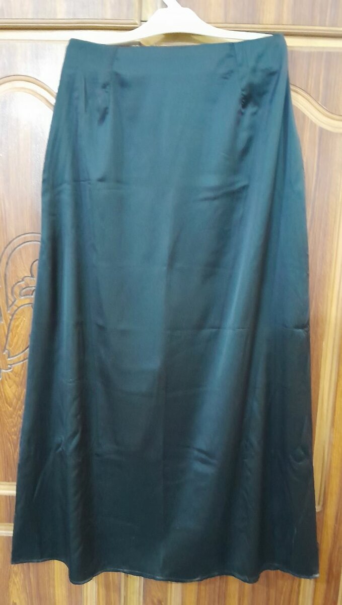 BLACK SILK SKIRT