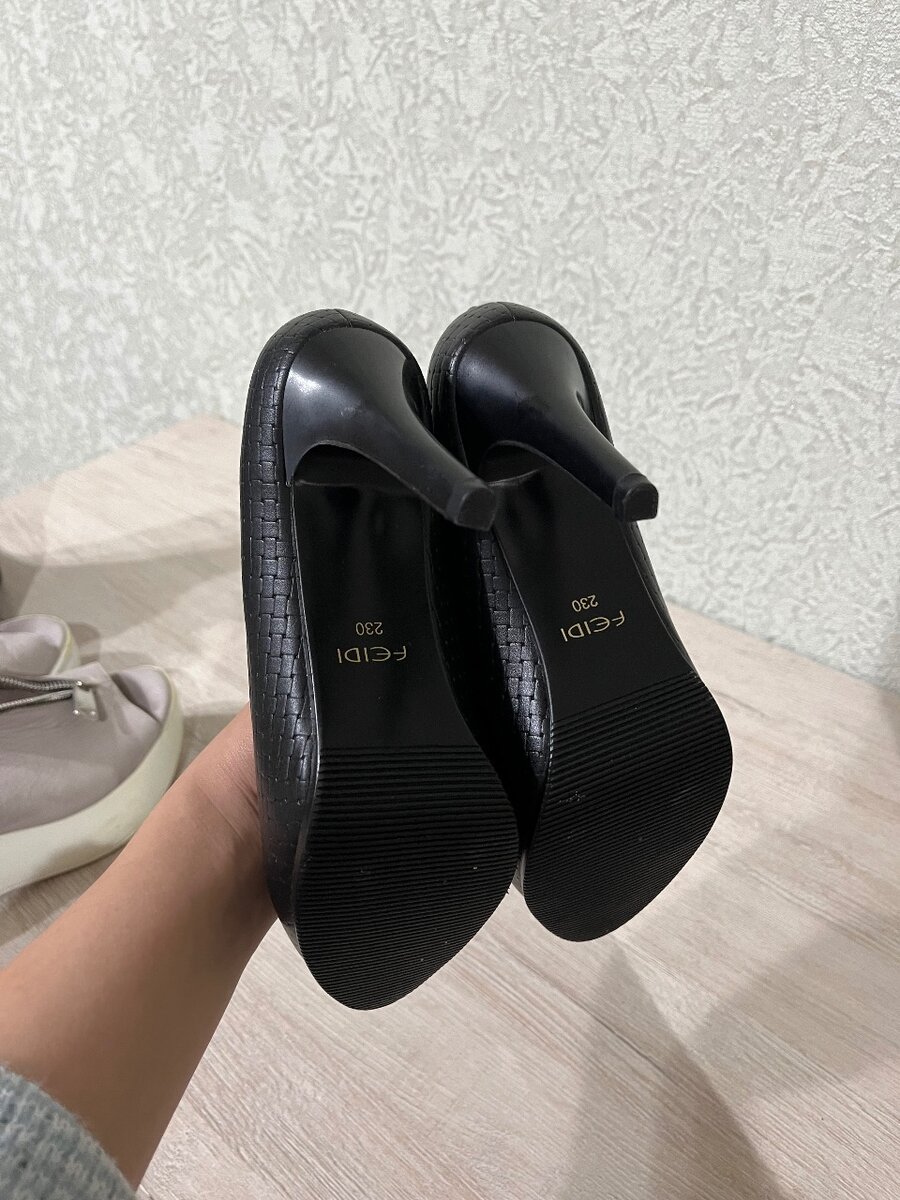 Черные новые туфли