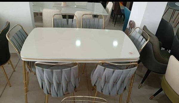 Table à manger moderne avec chaises design