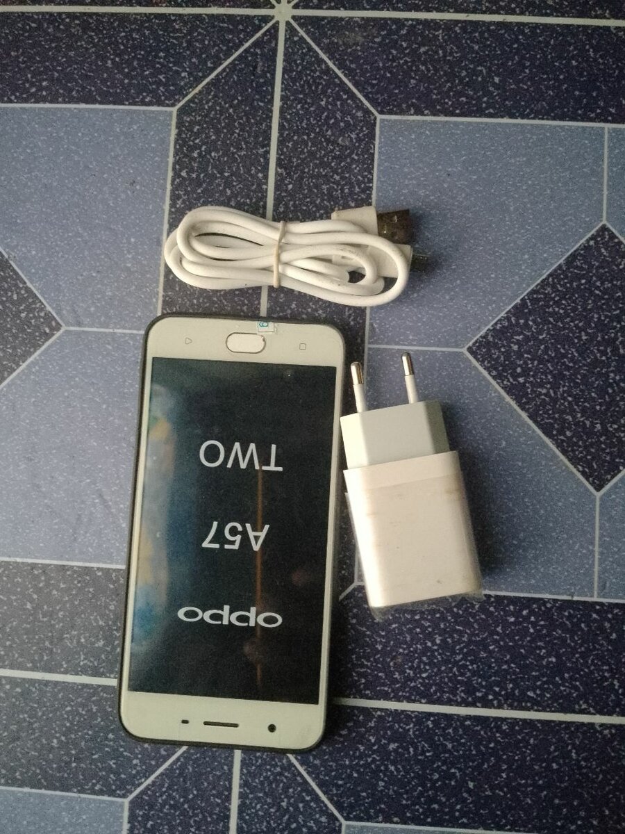 Smartphone Oppo A57 avec Accessoires