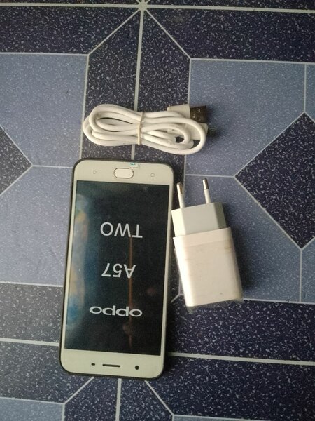 Smartphone Oppo A57 avec Accessoires