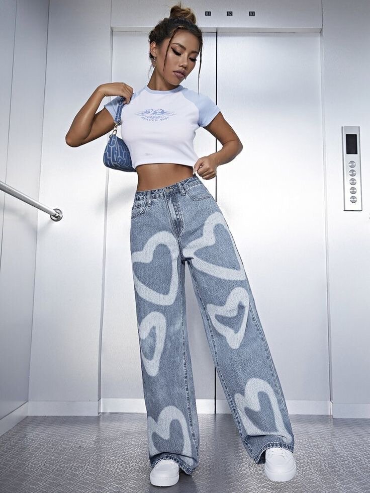 Jean large à motifs cœurs