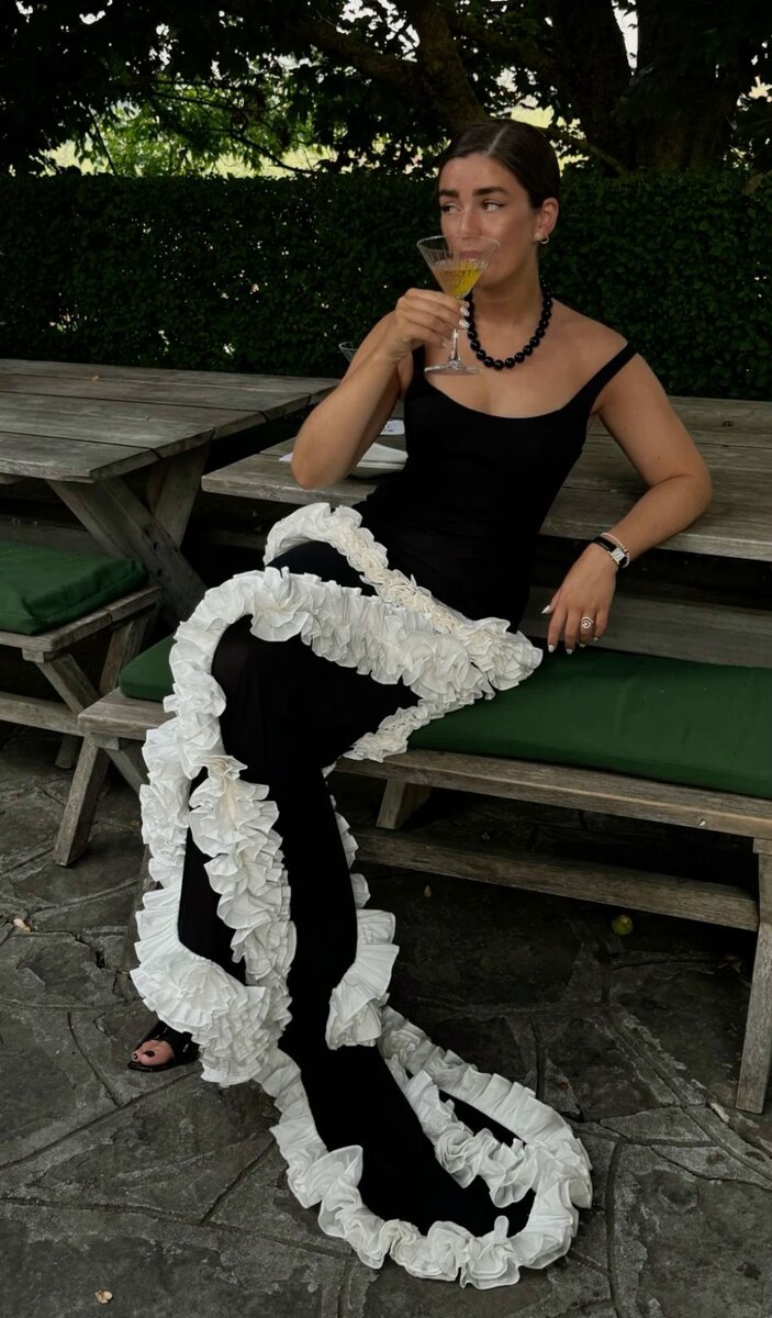 Robe élégante noire volants